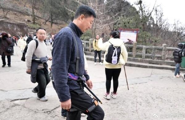 ‘등산 도우미’ 로봇. 웨이보 캡처