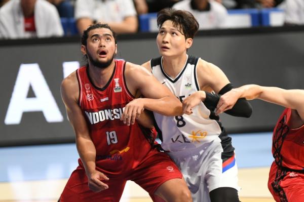 한국 농구 국가대표 안영준이 지난해 11월 21일 고양 소노아레나에서 열린 2025 국제농구연맹(FIBA) 아시아컵 조별예선 A조 3차전 인도네시아와의 홈 경기에서 몸싸움하고 있다. 대한농구협회 제공