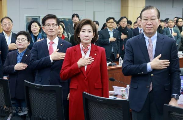 국민의힘 권영세(맨 오른쪽) 국민의힘 비상대책위원장과 김문수(오른쪽 세 번째) 고용노동부 장관 등 참석자들이 19일 국회에서 나경원(두 번째)·우재준 국민의힘 의원 주최로 열린 ‘2030·장년 모두 Win-Win하는 노동개혁 대토론회’에 앞서 국기에 경례하고 있다.홍윤기 기자