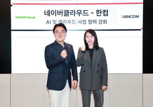 한컴 김연수 대표(오른쪽)와 네이버클라우드 임태건 전무(왼쪽)가 전략적 협력을 논의한 자리에서 기념사진을 촬영하고 있다. 