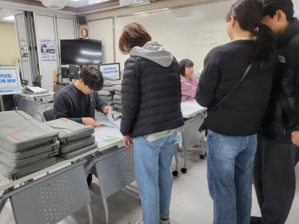 올해부터 AI디지털교과서 수업… 제주, 중학교 신입생 6290명에게 노트북