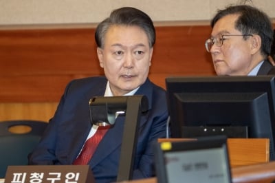 현직 대통령 첫 형사재판… 尹, 침묵한 채 13분 만에 종료