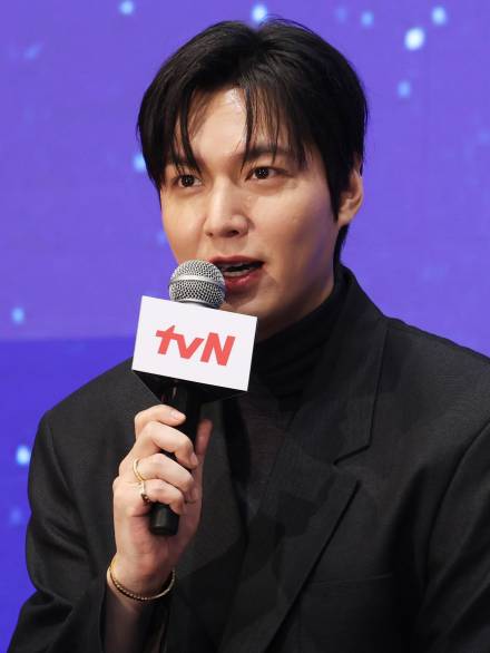 이민호, 박봄 ‘셀프 열애설’에 입 열었다…”사실무근” [공식]