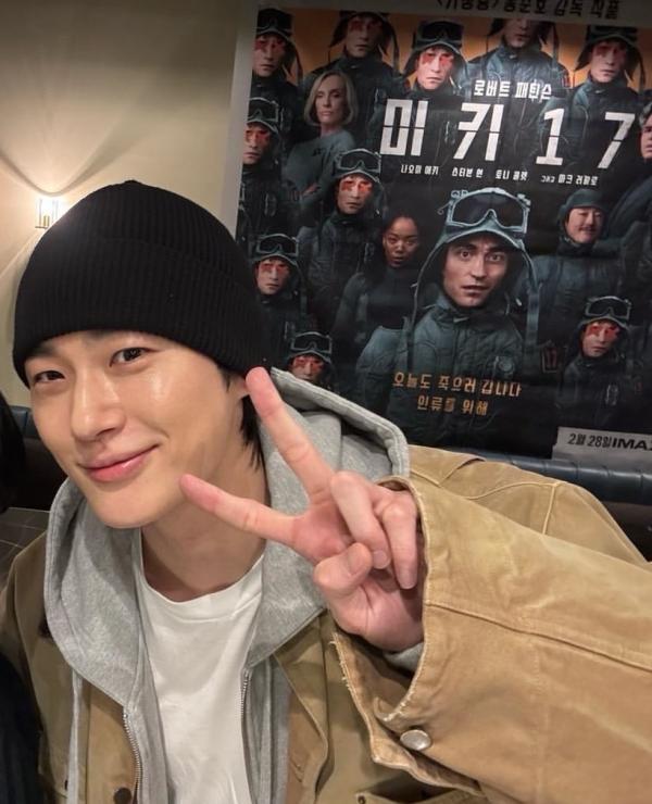 변우석, ‘미키17’ VIP 시사회 참석…용산 CGV 아이맥스관서 포착