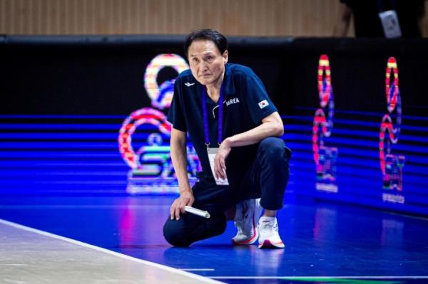 안준호 한국 남자농구 국가대표팀 감독이 20일 태국 방콕 니미부트르 스타디움에서 열린 2025 국제농구연맹(FIBA) 아시아컵 예선 A조 5차전 태국과의 원정 경기에서 고심하고 있다. FIBA 제공