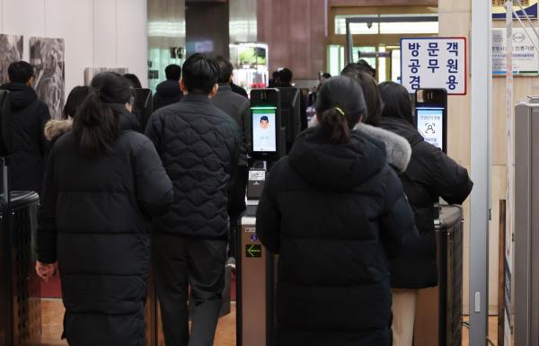 커지기 시작한 소득공백…공무원 "정년 연장해야"