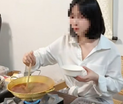 중국의 한 여성이 순금 1㎏짜리로 맞춤 제작한 냄비에 훠궈를 먹고 있다. 더우인 캡처