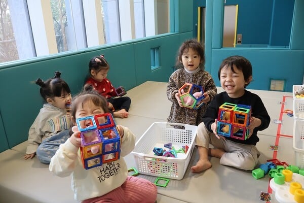 분당 두산타워 내 '미래나무어린이집'에서 직원 자녀들이 환하게 웃고있다.[사진=두산]