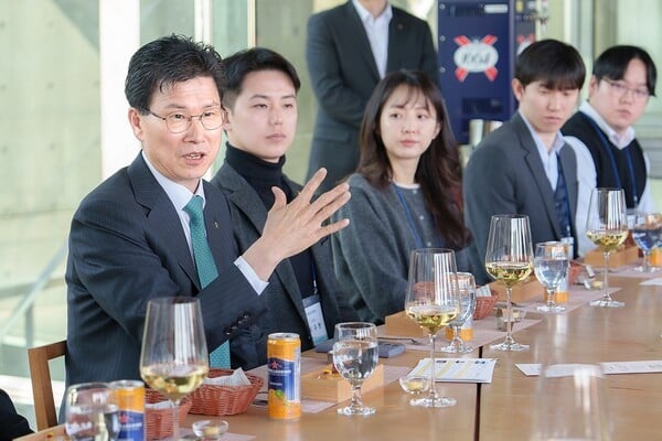 강태영 은행장과 직원들이 식사와 함께 질의응답 시간을 가지고 있다. [사진=NH농협은행]