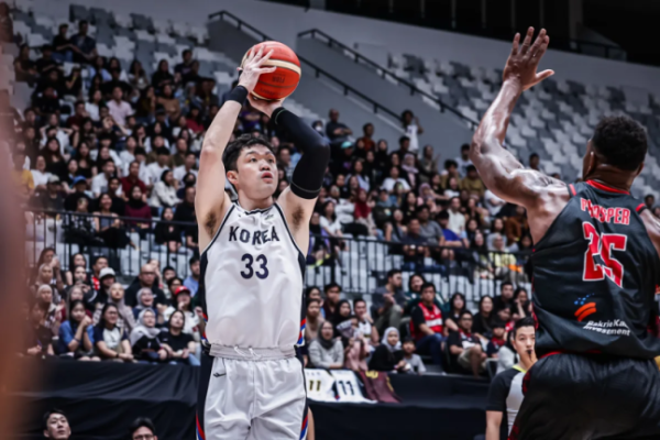 이승현이 23일 인도네시아 자카르타의 인도네시아 아레나에서 열린 2025 국제농구연맹(FIBA) 아시아컵 조별리그 A조 최종전 인도네시아와의  경기에서 슛을 하고 있다. 국제농구연맹 제공