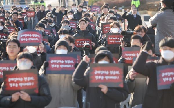 "군의관 입대 최대 4년 기다려야"…사직 전공의 병역제한 논란