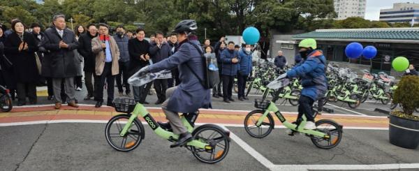 제주도와 도교육청 직원들의 전기 자전거 출퇴근 시범사업 발대식이 있는 24일 오영훈 지사가 전기자전거를 타고 출근하고 있다. 제주 강동삼 기자