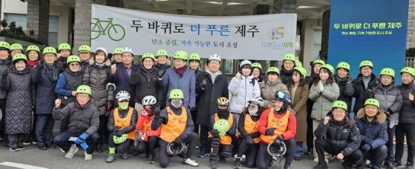 24일 전기 자전거 출퇴근 시범사업 발대식에 참가한 제주도청과 도교육청 공무원과 동호회원 등이 기념촬영을 하고 있다. 제주 강동삼 기자