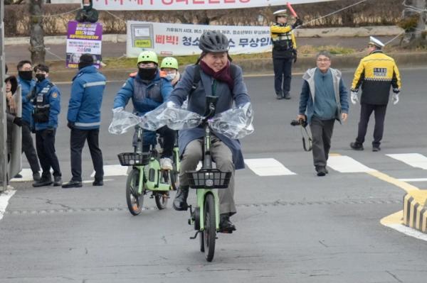 자전거로 출근하는 오영훈 도지사. 제주도 제공