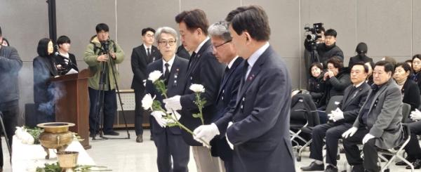 오영훈 제주도지사, 이상봉 도의회의장, 김광수 교육감이 4·3희생자 신원확인 보고회에서  4·3희생자 유해함 앞에서 헌화와 분향을 하고 있다. 제주 강동삼 기자