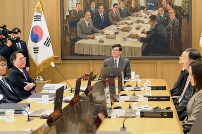 급랭하는 韓 경제 엔진…한은, 금리 0.25%P 낮추고 성장률 1.5%로 하향