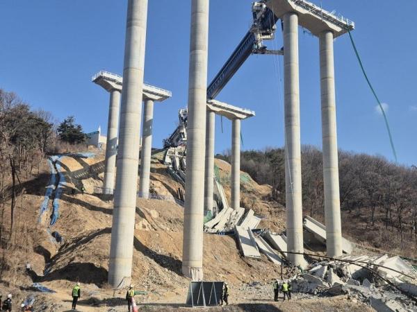 천안 고속도로 공사장 붕괴…8명 매몰 추정, 인명피해 파악 중