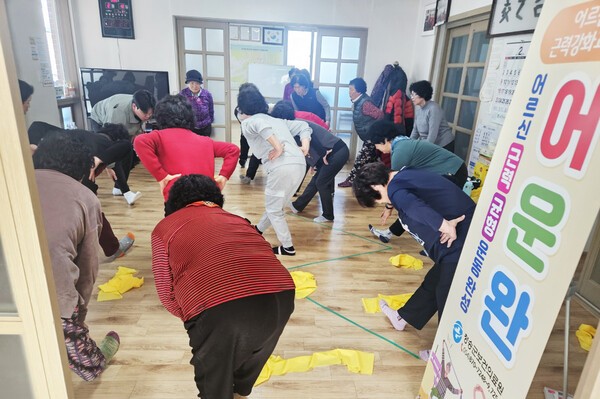 어르신들이 근력운동교실에 참여하고 있다./사진-청송군