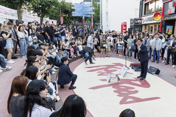 박강수 마포구청장  레드로드 버스킹존 찾아 관광객들과 소통 인사 모습(사진제공=마포구청)