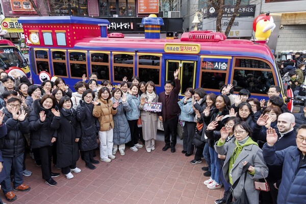 박강수 마포구청장 마포순환열차버스 시승식 참석자들과 기념촬영 모습(사진제공=마포구청)