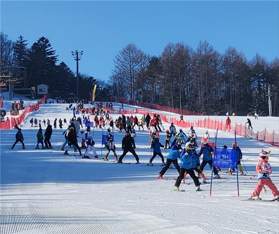 지난해 27일 강원도 용평리조트에서 열린 ‘제4회 GARMIN CUP KYSA 유소년 스키대회’에서 참가자들이 대회 시작 전 몸을 풀면서 슬로프 상태를 점검하고 있다. 한국유소년스키연맹 제공