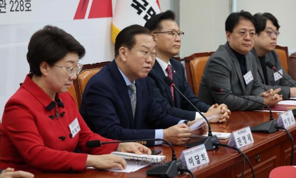 권영세 국민의힘 비상대책위원장이 25일 국회에서 열린 중앙연수원·중앙연수위원회 임명장 수여식에서 발언하고 있다. 2025.2.25.홍윤기 기자