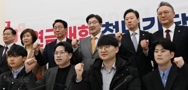 국민의힘이 25일 국회에서 개최한 ‘연금개혁 청년간담회’에서 권성동(뒷줄 왼쪽 네 번째) 원내대표 등 참석자들이 기념촬영을 하고 있다. 뒷줄 왼쪽부터 박수영·김미애 의원, 김상훈 정책위의장, 권 원내대표.홍윤기 기자