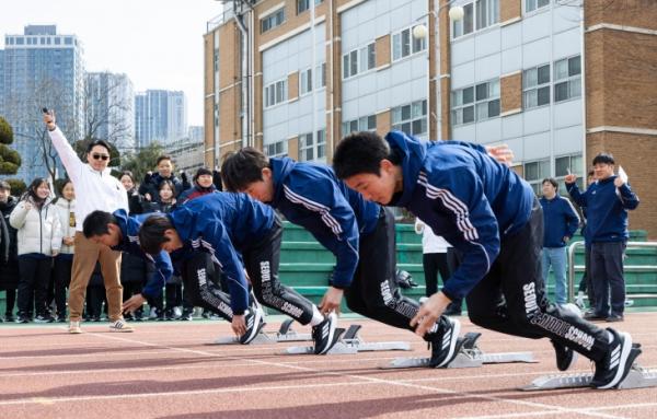 서울 체육중학교 육상부 선수들이 아디다스코리아에서 제공된 신발과 스포츠웨어를 입고 피터곽 아디다스코리아 대표(맨 왼쪽)의 출발신호를 받으며 출발을 하고 있다. 사진 - 아디다스코리아 제공