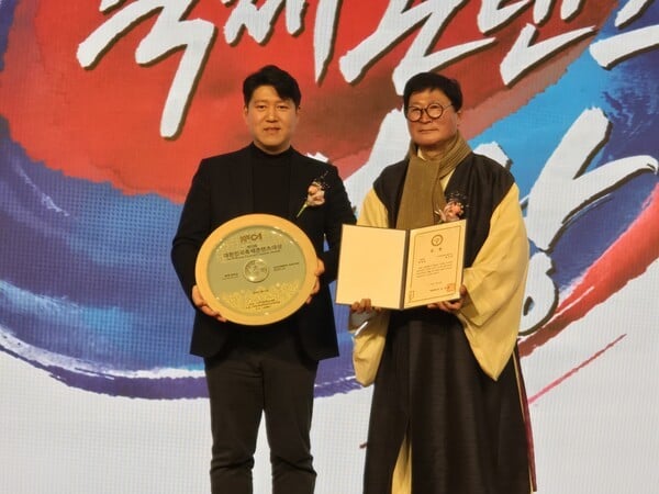 장진만(좌측) 축제 감독 서울특별시장 표창 수상 박선우 심의위원장과 기념촬영 모습