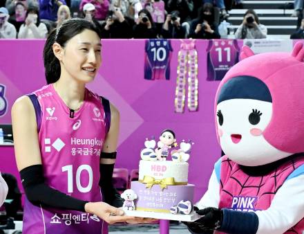 김연경 생일날 흥국생명 리그 1위 확정...최다 잔여경기 신기록