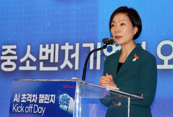 오영주 장관 "상반기 소상공인 지원 집중…美 관세 대응도 강화"