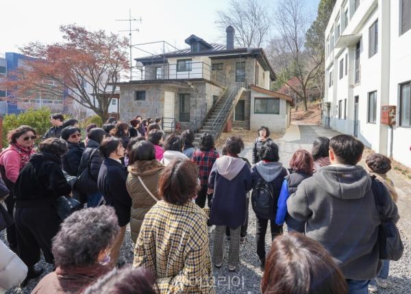 문화유산해설사가 순천 코잇 선교사 가옥에 대해 설명하고 있다/사진-순천시