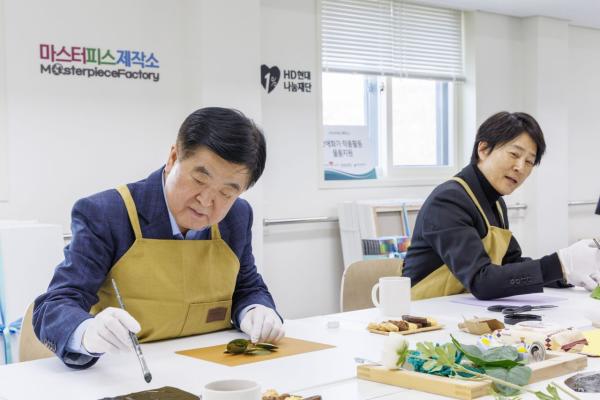 권오갑 HD현대 회장, 장애인 화가 만나 작품 활동 독려