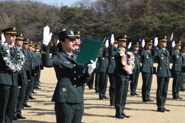 육사 81기 임관식…국방대행 "헌법적사명 기억을"(종합)