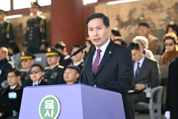 육사 졸업생에 “국가와 국민에 충성을”…본분 되새긴 국방 차관