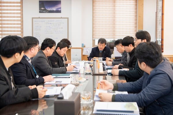 남한권 울릉군수 국가투자예산 확보 전략회의 주재 모습(사진제공=울릉군청)