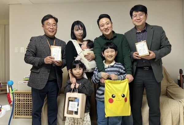 엘앤에프, 임직원 자녀 23명에 초등학교 입학 축하 선물 전달