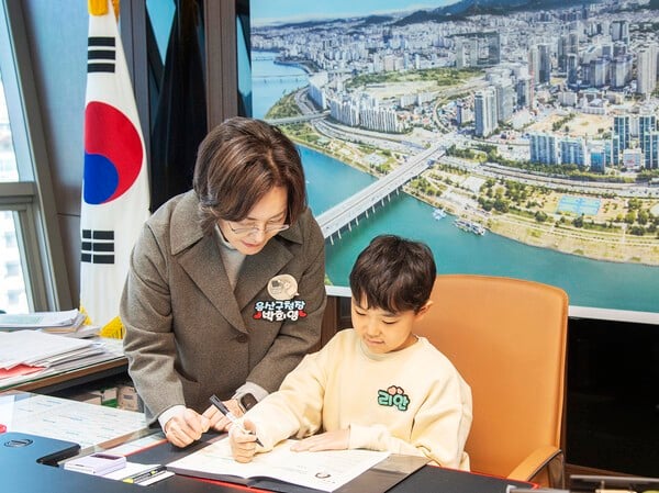 일일 구청장 체험 아동에게 설명하는 박희영 용산구청장 모습(사진제공=용산구청)