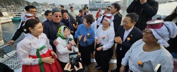 김춘자 해녀가 요트 위에서 은퇴를 축하해주자 노래로 화답하고 있다. 제주 강동삼 기자