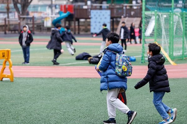 늘봄학교 '대면인계' 원칙에 학부모 불만 고조