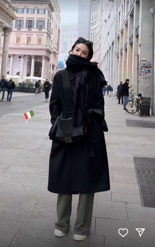 송혜교, 밀라노에서도 빛난 올블랙 패션…독보적 아우라