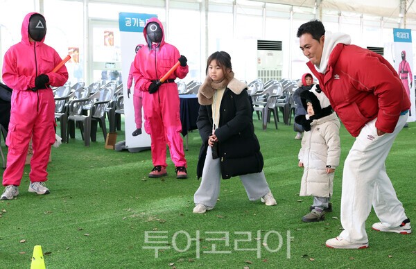 제53회 강진 청자축제가 한창인 가운데 축제장 주무대에서 ‘오징어게임 청자챌린지:최후의 승자’게임이 진행되고 있는 모습. /사진-강진군