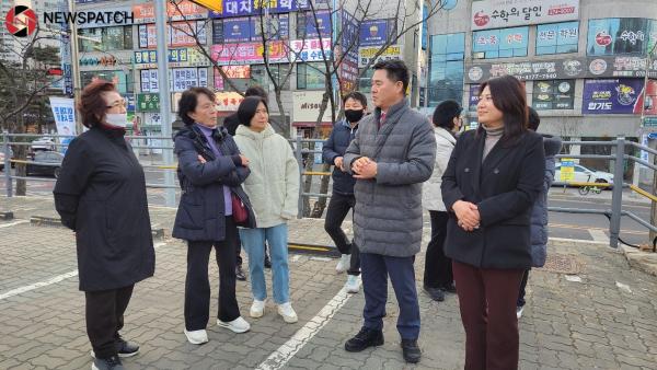 정하용 경기도의원, 용인시보라동 내 버스정류소시설개선을위한 주민과소통시간가져