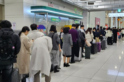 [르포] 보조배터리 기내반입 강화한 날… 제주공항 탑승수속 ‘길고 긴 행렬’