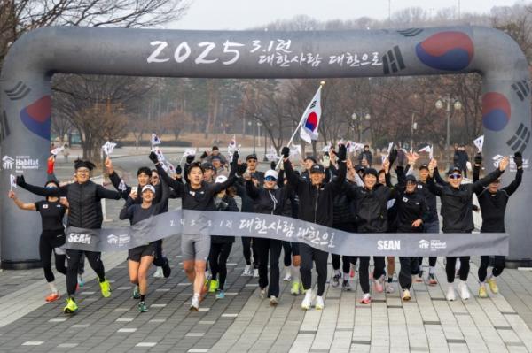 국제 주거복지 비영리단체 한국해비타트가 지난 독립유공자 후손 주거환경개선을 위한 기부마라톤 ‘2025 3.1 런’ 을 성공적으로 마무리하며, 총 2 억 2 천여만 원의 기부금을 모금했다고 밝혔다. 사진은 지난 1일 열린 기부마라톤에서 가수 션, 배우 진선규, 이재윤, 임세미를 비롯한 31명의 러너가 결승선을 통과하는 모습. 2025.3.2 한국해비타트 제공