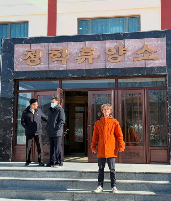 북한 관광 다녀온 유튜버 “맥주맛 좋았지만, 김일성 동상 헌화해야”