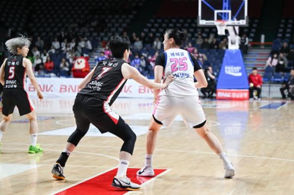 부산 BNK 박혜진이 3일 부산 사직체육관에서 열린 여자프로농구 PO 1차전 용인 삼성생명과의 홈 경기에서 배혜윤을 수비하고 있다. WKBL 제공