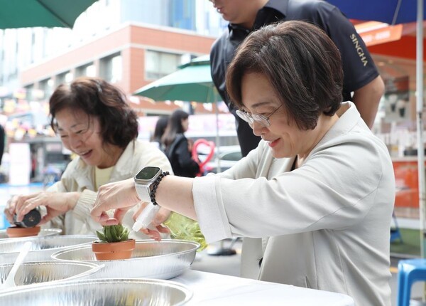 박희영 용산구청장 지난해 10월 순헌황귀비길 골목상권 축제 방문 모습(사진제공=용산구청)