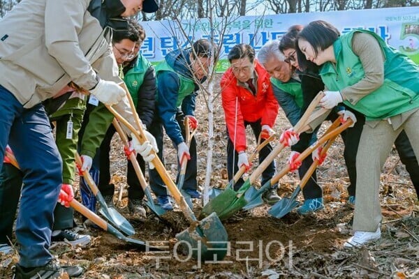 탄소중립실현 나무심기/투어코리아뉴스 정명달 기자