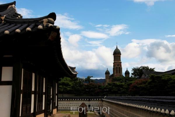 경기전에서 바라본 전동성당.[사진=전주시]